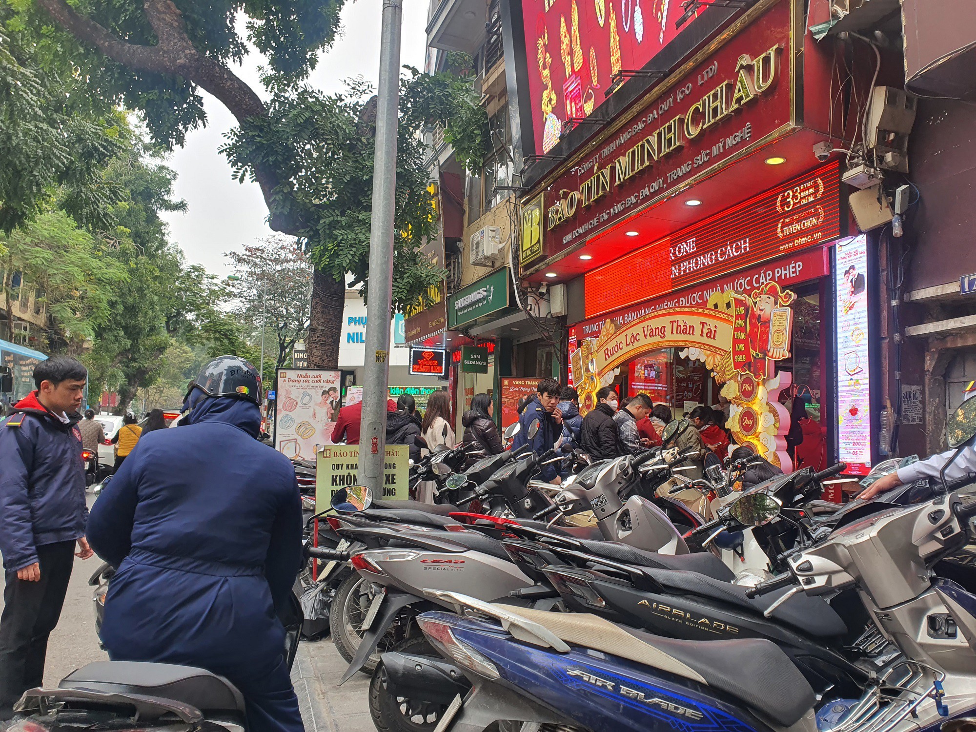 Chỉ trong vòng 3 ngày, giá vàng đồng loạt tăng thêm 3 triệu đồng khiến phố vàng Trần Nhân Tông (Hai Bà Trưng, Hà Nội) “nóng” hơn bao giờ hết.