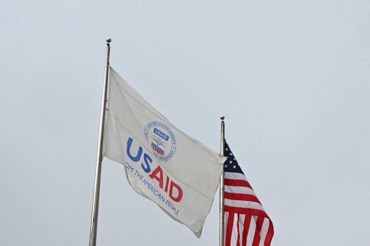 Lá cờ của USAID được treo bên ngoài trụ sở cơ quan ở Washington D.C, Mỹ. Ảnh: AFP.