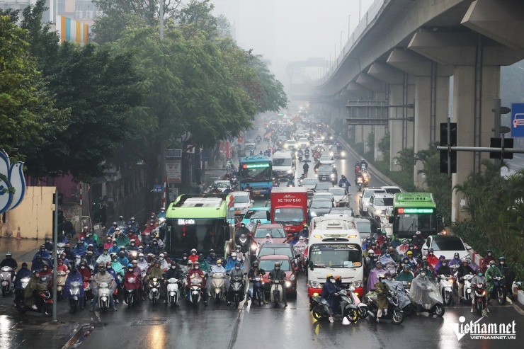 Người Hà Nội đội mưa mù, giá rét đến công sở - 1