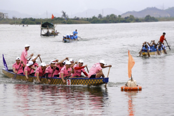 Hàng nghìn người dân Đà Nẵng hò hét cổ vũ đua thuyền ngày đầu năm mới - 3