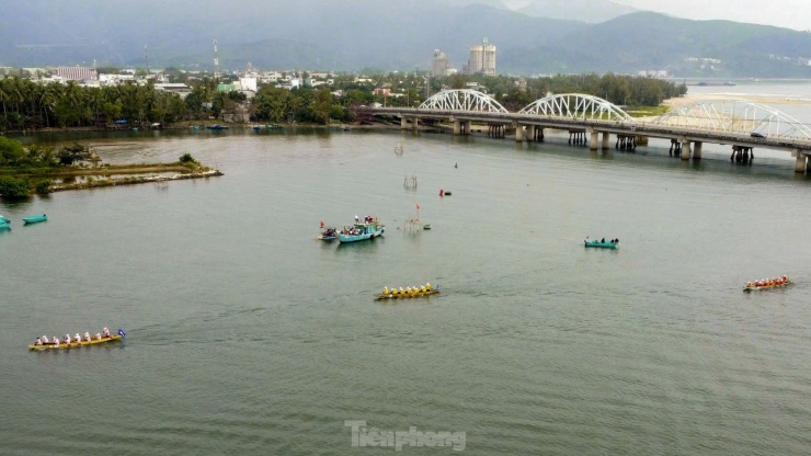 Hàng nghìn người dân Đà Nẵng hò hét cổ vũ đua thuyền ngày đầu năm mới - 2