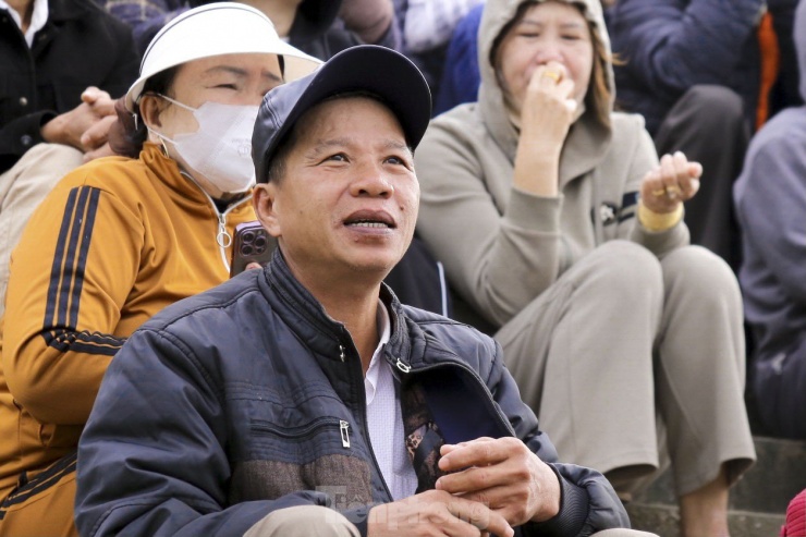 Ông Nguyễn Quốc Việt (trú quận Liên Chiểu) cho biết: "Tôi đến để cổ vũ cho đội Hòa Hiệp Bắc trong sáng hôm nay. Mong sao đội thi đấu thật tốt, đem cup về cho phường của mình".