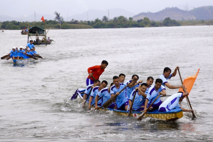 Hàng nghìn người dân Đà Nẵng hò hét cổ vũ đua thuyền ngày đầu năm mới - 11