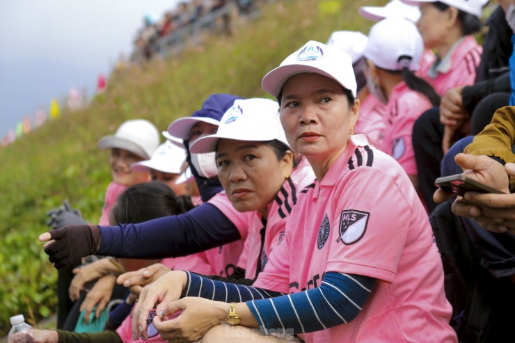 "Tôi rất vui vì đội mình đã thi đấu tốt và về nhất ở giải lần này. Tuy có những lúc hụt hơi khi phải căng mình sau nhiều vòng, nhưng đội đã vượt qua và đem về chức vô địch", chị Nguyễn Thị Bích - đội thuyền Hòa Hiệp Nam nói.