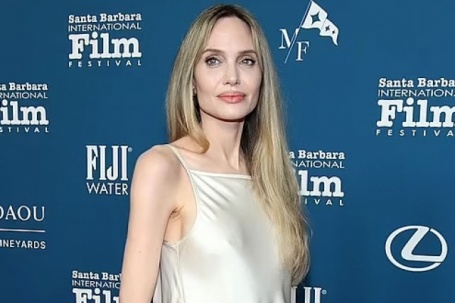 Angelina Jolie mặc 'thả rông' dự liên hoan phim