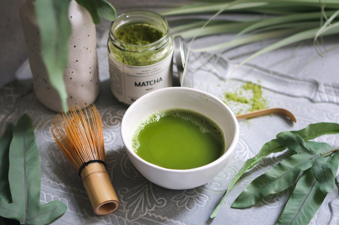 Matcha được làm từ lá của các cây trà trồng theo phương thức khác biệt, sau khi thu hoạch sẽ nghiền nhuyễn thành bột, chứa giá trị dinh dưỡng cao.