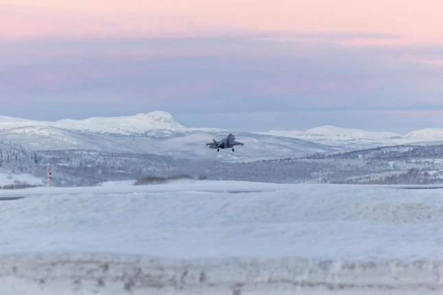 Tiêm kích tàng hình F-35 Na Uy áp sát nhóm máy bay ném bom Nga - 2