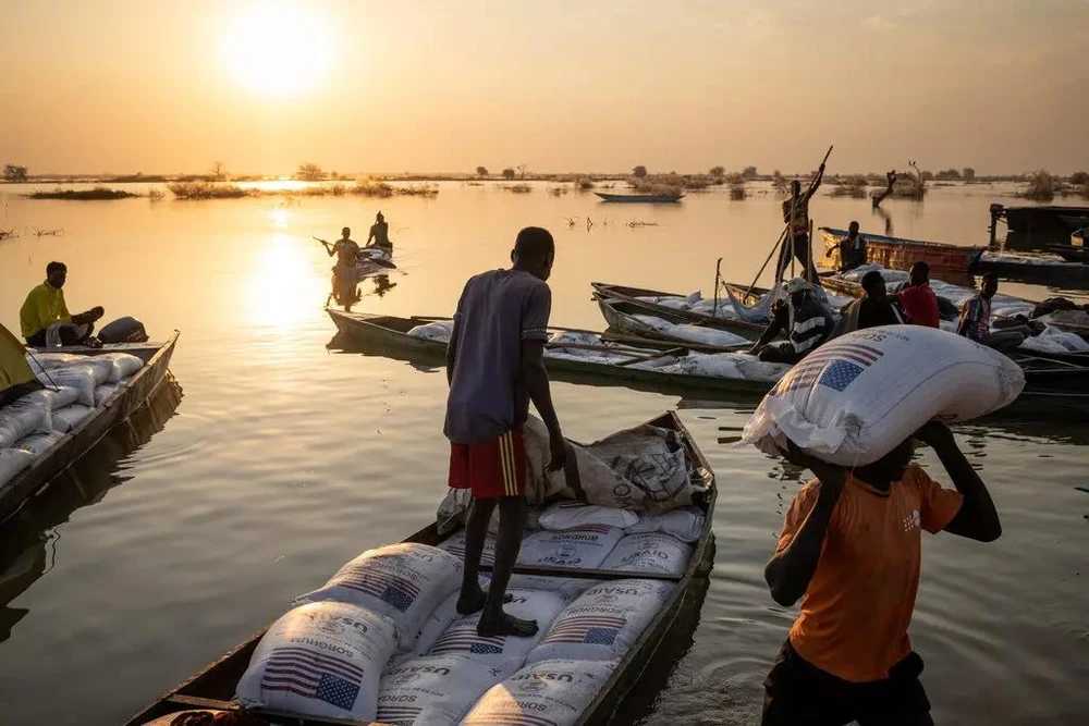 Mỹ viện trợ lương thực cho người dân vùng lũ tại Nam Sudan vào năm 2023. Ảnh: THE NEW YORK TIMES