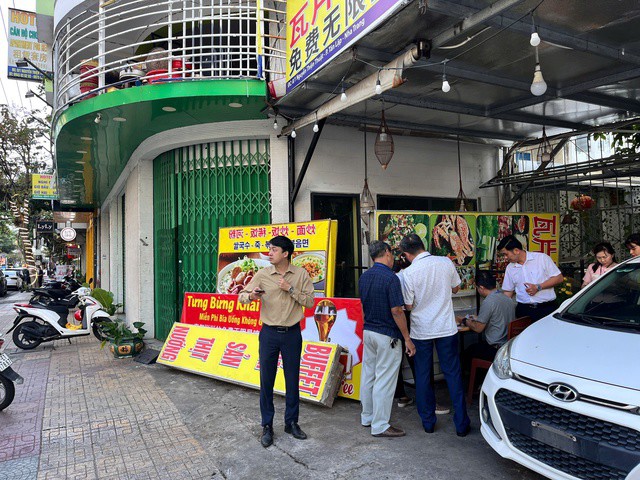 Đoàn kiểm tra liên ngành TP Nha Trang đến kiểm tra quán ăn bị tố chặt chém nhưng không liên lạc được chủ quán, quán đóng của vào chiều 5-2