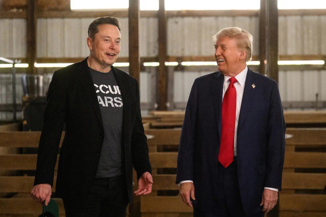 Tỉ phú Elon Musk và Tổng thống Donald Trump ở hậu trường trước sự kiện vận động tranh cử tại hạt Butler, bang Pennsylvania, hồi tháng 10-2024. Ảnh: Justin Merriman/Bloomberg