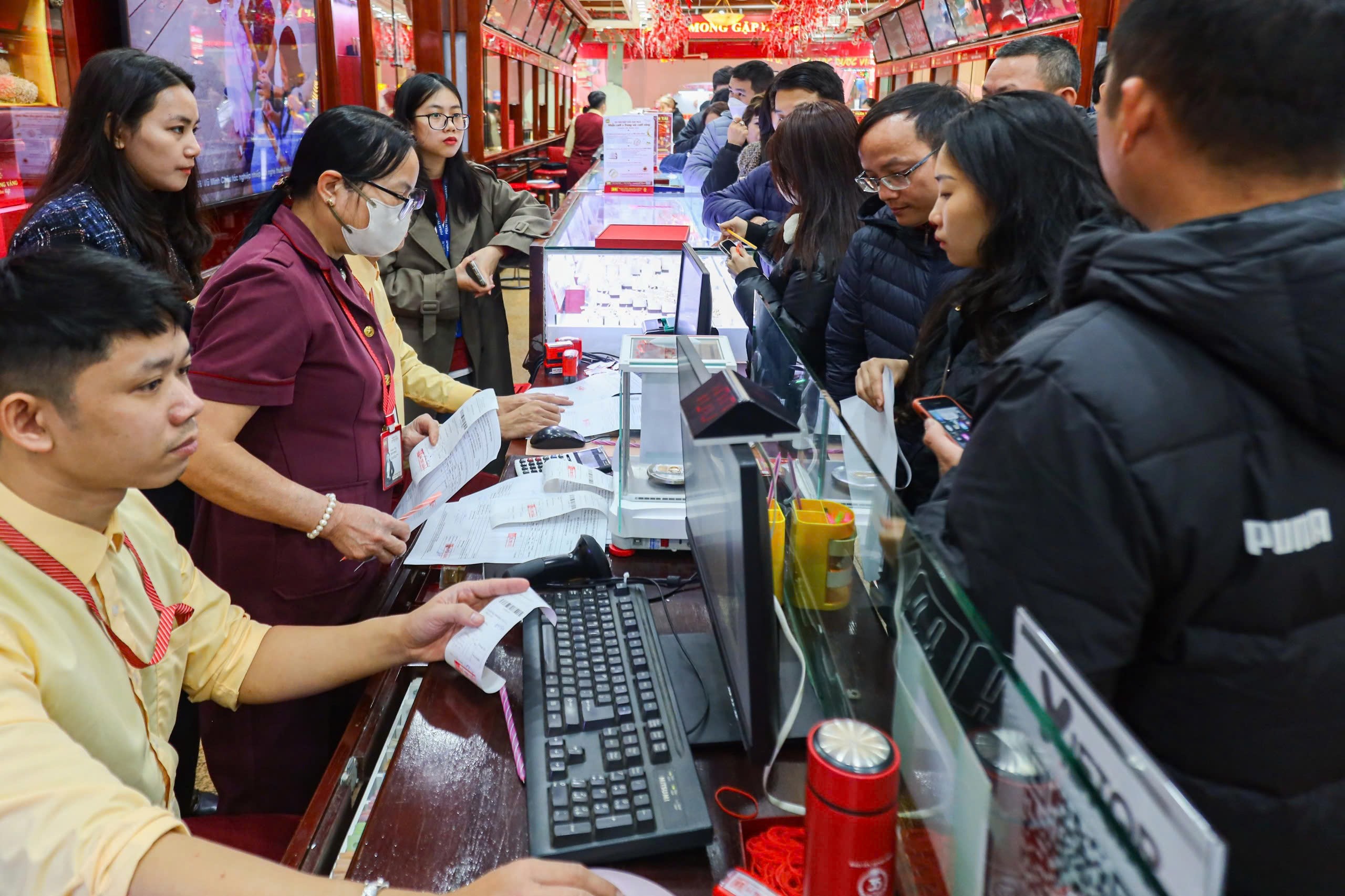 “Lúc nào có tiền dư dả tôi lại đi mua, có chỉ giá chưa đến 4 triệu đồng, giờ mới mang bán. Tuy nhiên, cửa hàng nhận vàng trước rồi viết giấy hẹn trả tiền vào buổi chiều vì hết tiền mặt”, bà Thành nói.