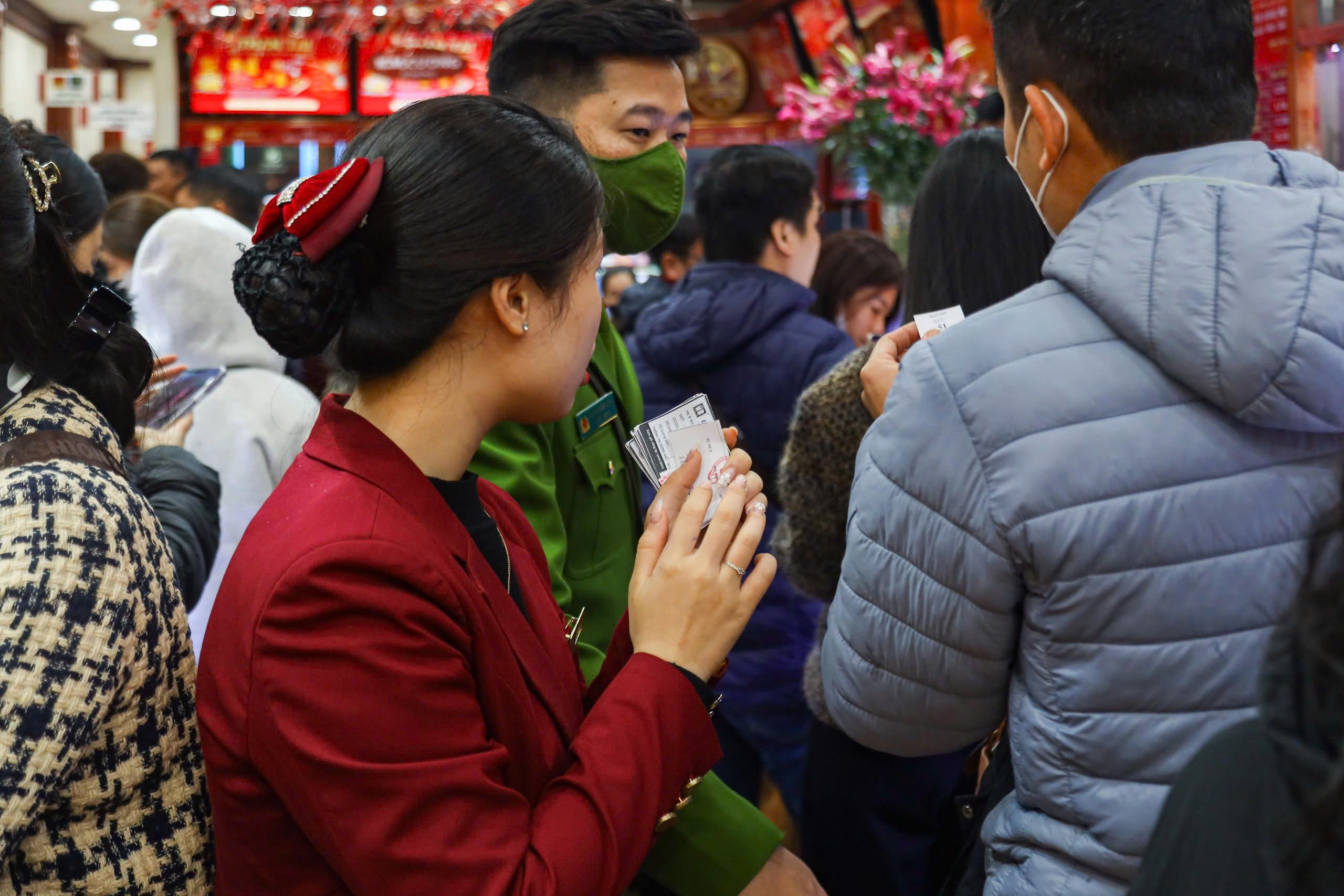 “Hôm nay thì tôi đi bán ở đây vào buổi sáng, cửa hàng viết giấy hẹn chiều đến lấy tiền vì hết tiền mặt”, ông Hiệu thở dài.