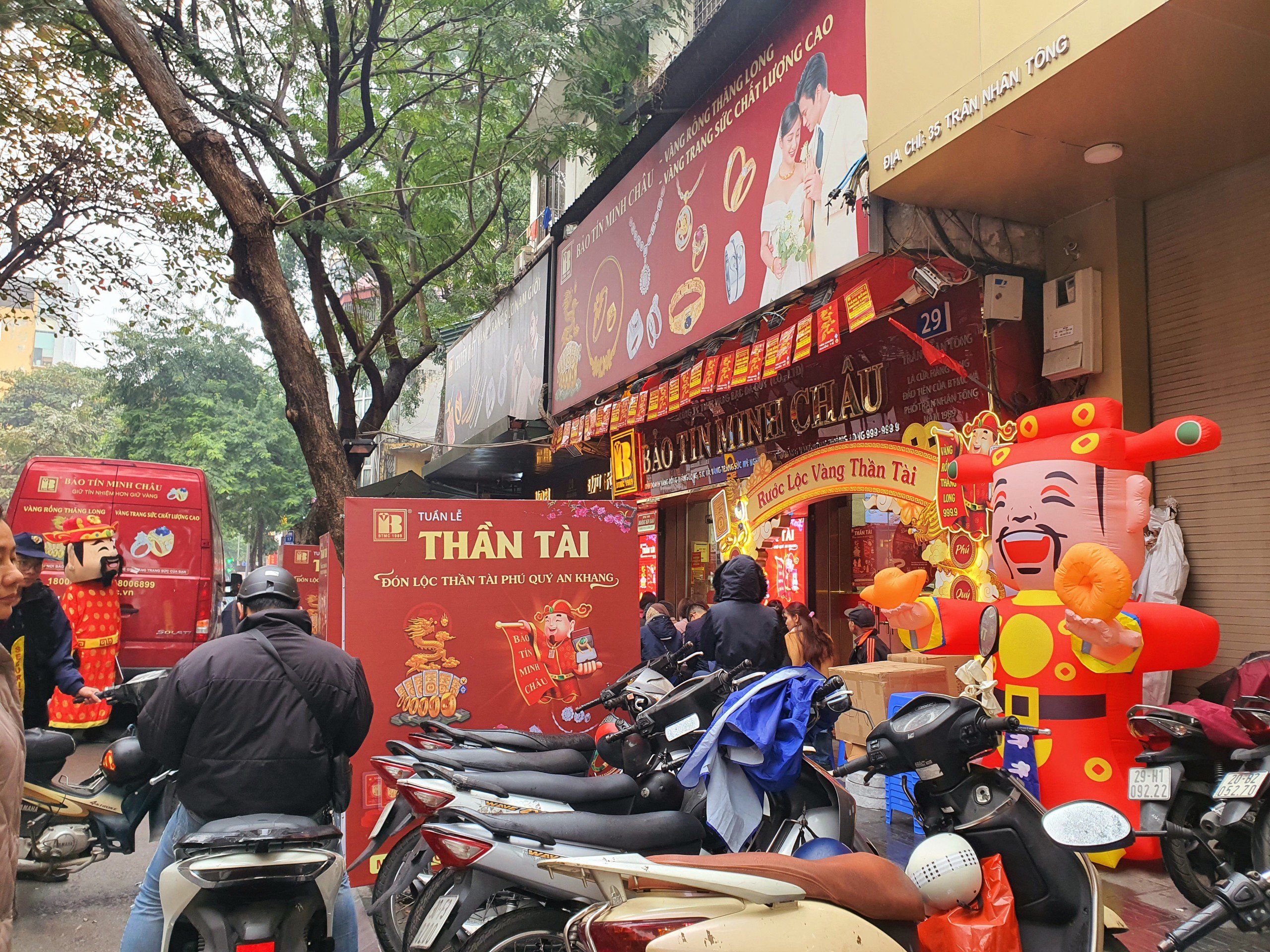 Theo quan niệm dân gian, Thần Tài là vị thần chuyên quản tài - phúc - phú - quý, mang lại tài lộc, sung túc và may mắn.&nbsp;Trong khi đó, văn hóa phương Đông&nbsp;coi vàng&nbsp;là biểu tượng của sự may mắn, thịnh vượng. Vì vậy, nhiều người cho rằng, ngày Vía Thần Tài (tức ngày mùng 10 tháng Giêng âm lịch) đi mua vàng sẽ được nhiều tài lộc, may mắn.