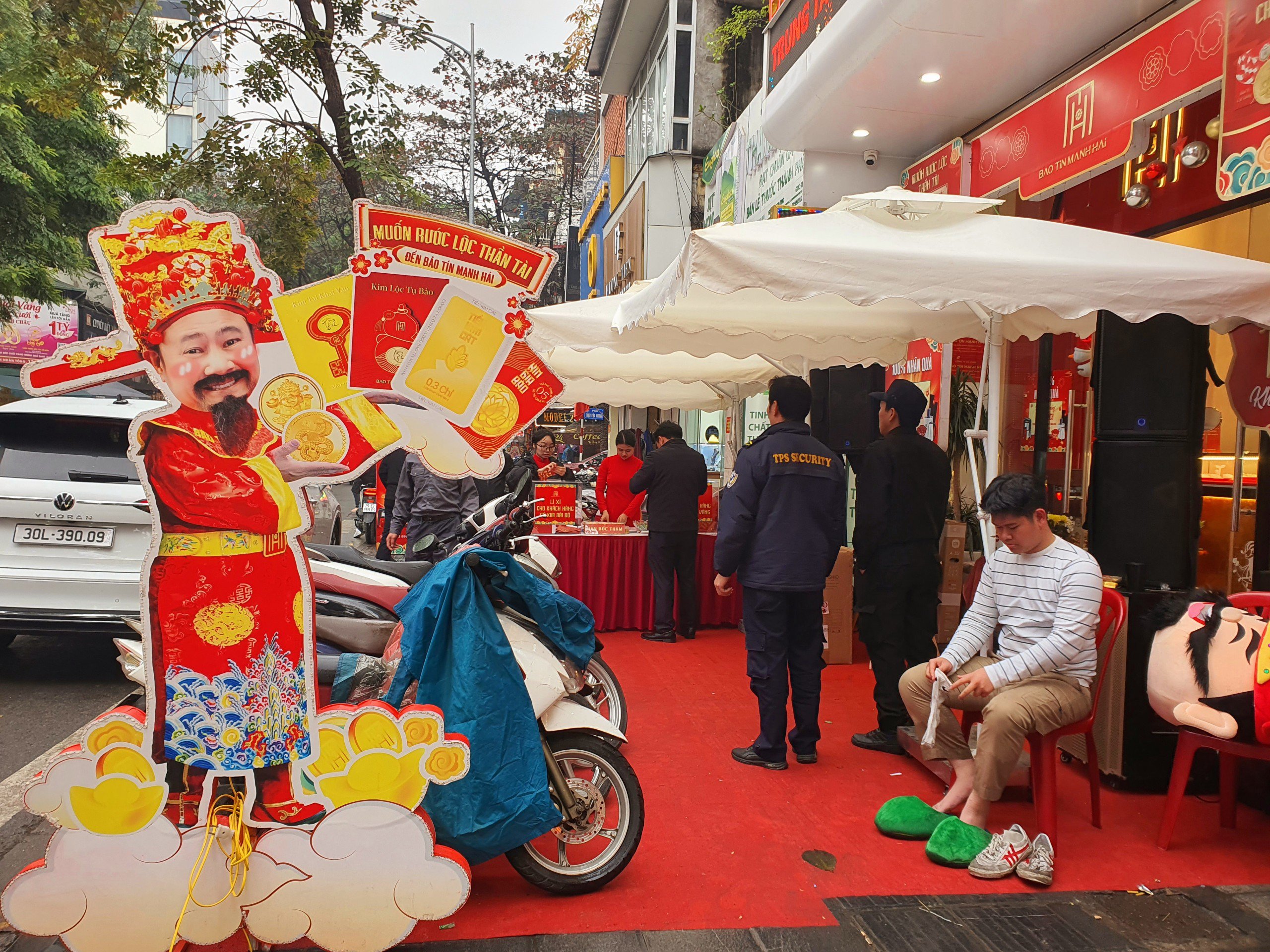 Cả bên trong và bên ngoài các cửa hàng&nbsp;đều được trang trí rực rỡ, nhân viên được “điều động” làm việc hết công suất.