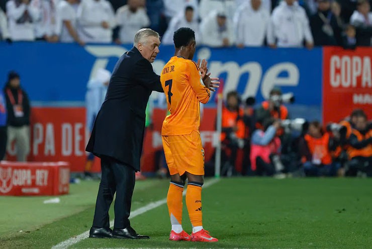 HLV Ancelotti khuyên Vinicius tuyệt đối tôn trọng đàn anh