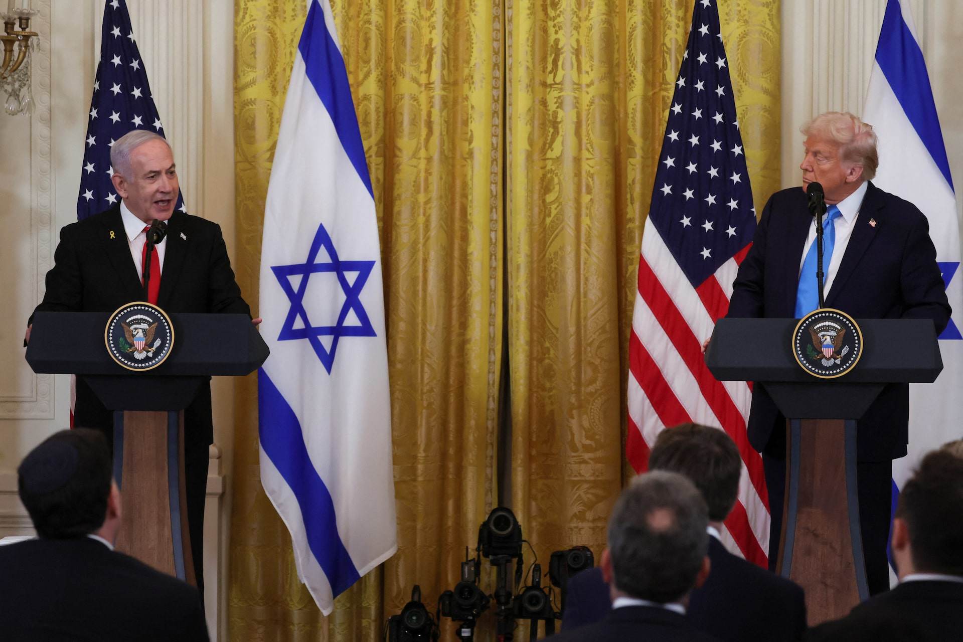 Ông Trump và ông Netanyahu trả lời họp báo hôm 4/2. Ảnh: Reuters.