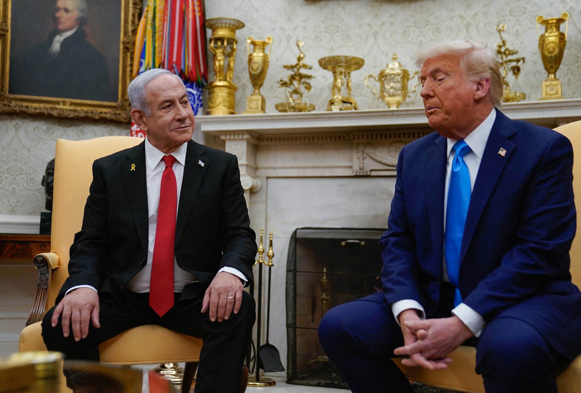 Tổng thống Mỹ Donald Trump (phải) trò chuyện với Thủ tướng Israel Benjamin Netanyahu ở Nhà Trắng hôm 4/2. Ảnh: Reuters.