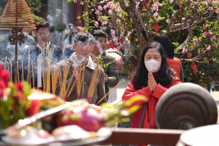 Nhiều người chọn đi chùa thay vì mua vàng trong ngày vía Thần tài.