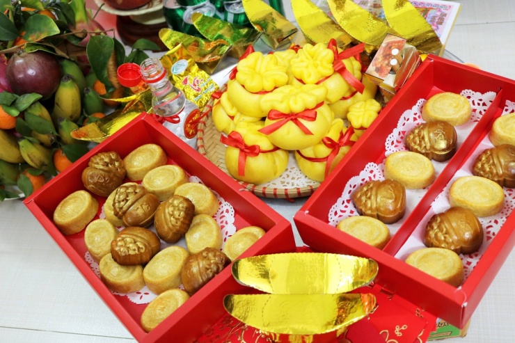 Các loại bánh được làm thành hình đồng tiền, hũ, thỏi vàng cũng là một trong những mặt hàng đắt khách gần ngày vía Thần Tài.