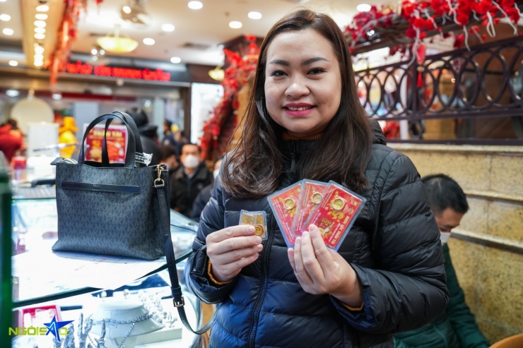 Chị Nguyễn Thanh Hà 5 năm liền duy trì thói quen mua vàng ngày vía Thần Tài. Chị cho hay: 'Suốt 5 năm nay, tôi đều mua vàng vào ngày này để cầu may. Cảm giác háo hức, mong cả năm suôn sẻ, làm ăn phát đạt, gia đình ấm no. Tôi thường mua vàng để tích trữ, khi cần tiền sẽ bán lại. So với một, hai ngày trước, giá vàng hôm nay đã hạ nhiệt. Ngoài mua cho bản thân, tôi còn mua hộ cho người thân trong gia đình'.