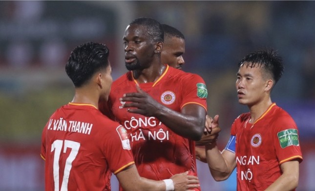 V-League tiêu tốn hàng chục tỷ đồng cho ngoại binh, CLB nào dẫn đầu? - 1