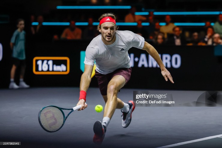 Tsitsipas cần tới 2 loạt tie-break để giành vé đi tiếp