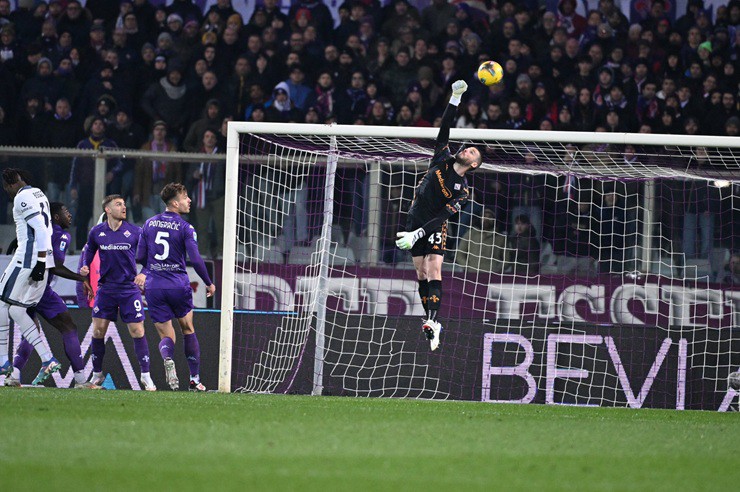 Khoảnh khắc De Gea bay người cứu thua cho Fiorentina trước Inter Milan