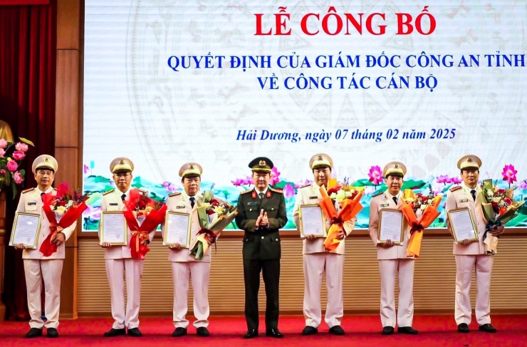 Đại tá Bùi Quang Bình, Giám đốc Công an tỉnh Hải Dương trao quyết định, tặng hoa các trưởng, phó phòng nghỉ hưu trước tuổi. Ảnh: CTV