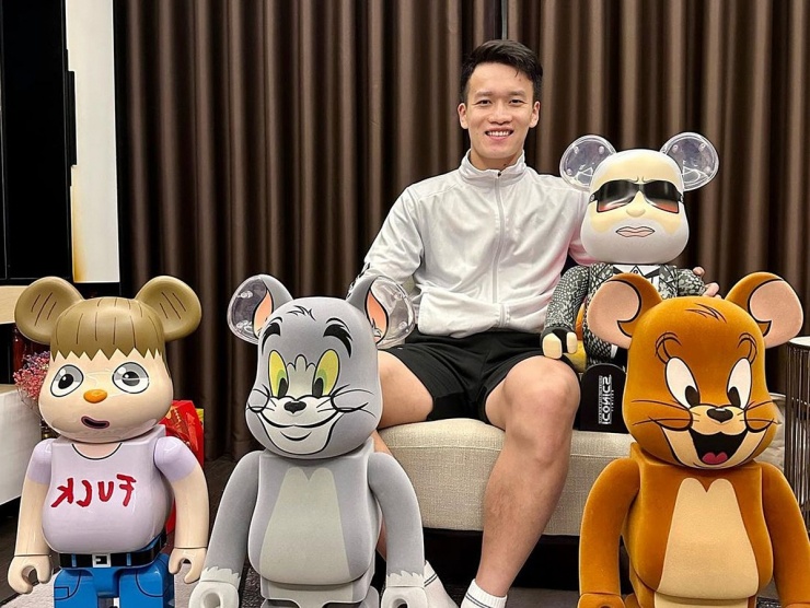 Hoàng Đức cũng là 'tay chơi' sưu tầm bearbrick nổi tiếng trong giới cầu thủ Việt. Tiền vệ CLB Ninh Bình sở hữu bộ sưu tập gấu bụng phệ trị giá hàng trăm triệu đồng, được trưng bày tại ngôi nhà của gia đình anh ở Hải Dương.