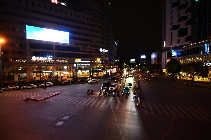 Người dân dừng đèn đỏ giữa đêm lạnh: &#39;Tôi đã quen việc chấp hành giao thông&#39; - 4