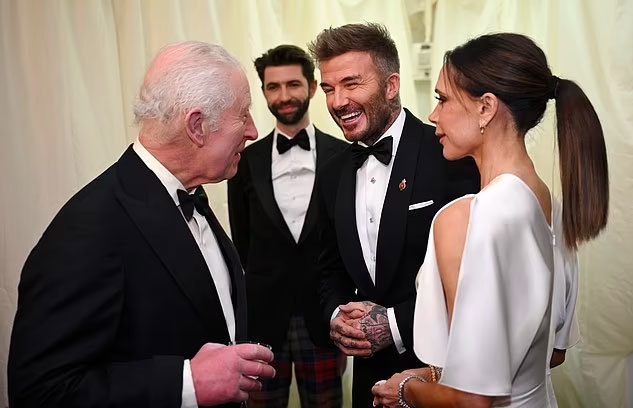 Becks cười tươi khi cùng vợ trò chuyện với vua Charles III. Cựu tiền vệ MU có mối quan hệ thân thiết với hoàng gia, giữ vị trí đại sứ quỹ của nhà Vua từ năm ngoái.