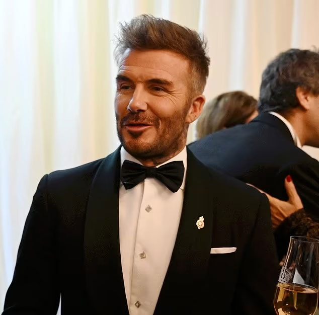 Becks cũng có mối liên hệ với Italy khi từng khoác áo Milan những năm cuối sự nghiệp hơn 10 năm trước. Đầu tháng 12 năm ngoái vợ chồng Becks gây chú ý được mời tới dự quốc yến vua Anh chiêu đãi Tiểu vương Qatar Sheikh Tamim bin Hamad Al Thani cùng vợ và phái đoàn đến thăm Vương quốc Anh.