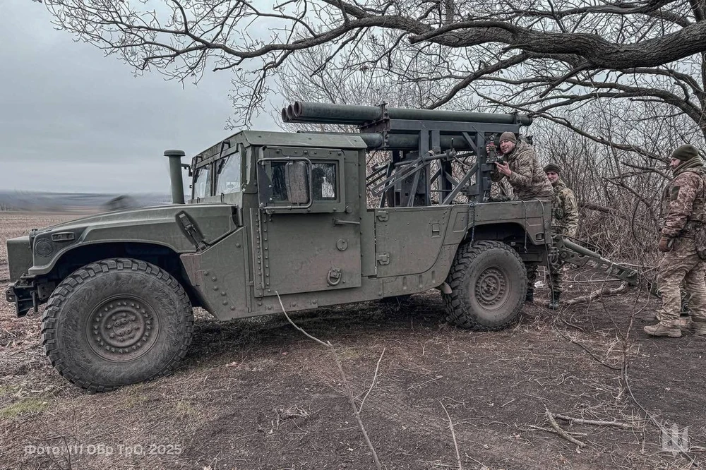 Hình ảnh cho thấy hệ thống pháo phản lực bắn loạt BM-21 Grad tích hợp trên xe bọc thép Humvee do Mỹ sản xuất. Ảnh: X