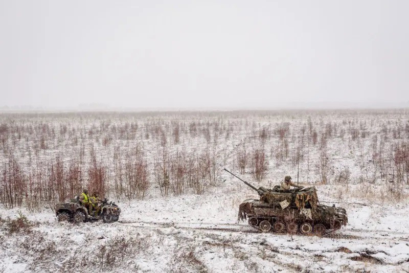 Binh sĩ NATO tập trận ở Latvia (ảnh: GINTS IVUSKANS/AFP via Getty Images)