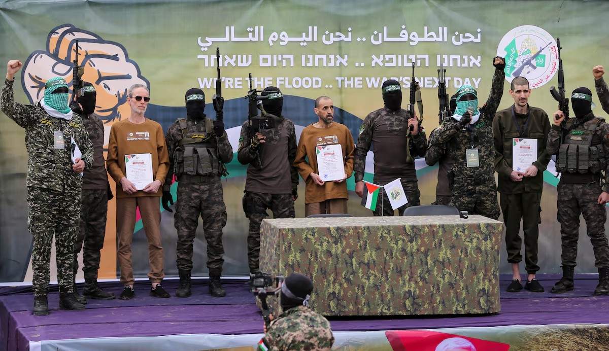 Hamas tổ chức buổi lễ trao trả 3 con tin người Israel (ảnh: Reuters)