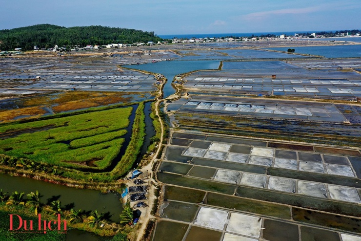 
Hiện nay, đồng muối Sa Huỳnh có tổng diện tích khoảng 106 ha với hơn 560 hộ diêm dân thuộc 3 tổ dân phố Tân Diêm, Long Thạnh 1, Thạnh Đức 1, phường Phổ Thạnh. Hàng năm, đồng muối Sa Huỳnh cung cấp gần 7.000 tấn muối.