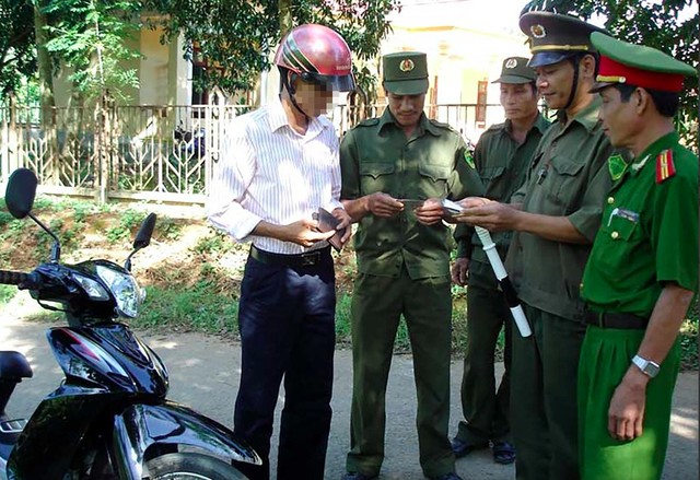 Công an xã làm việc với người tham gia giao thông. Ảnh minh hoạ