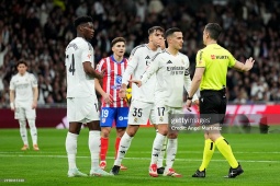 Real chịu quả 11m tranh cãi trước Atletico, trọng tài "đổ thêm dầu vào lửa"