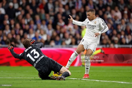 Đỉnh cao derby Madrid: Ancelotti "tất tay" quá muộn, khác biệt ở thủ môn