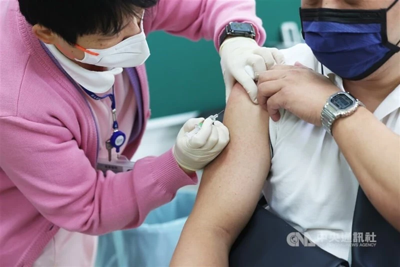 Tiêm vaccine ngừa cúm tại một bệnh viện ở Đài Loan (Trung Quốc). Ảnh: CNA