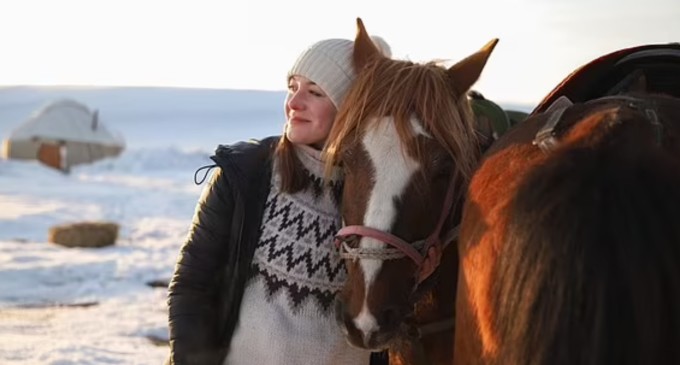 Sabina chụp ảnh cùng ngựa trong chuyến du lịch 10 ngày ở Kyrgyzstan. Ảnh: Instagram/Girlvglobe