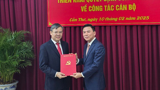 Ông Đỗ Trọng Hưng – Phó Trưởng Ban Tổ chức Trung ương, trao quyết định cho ông Trương Cảnh Tuyên (bên trái).