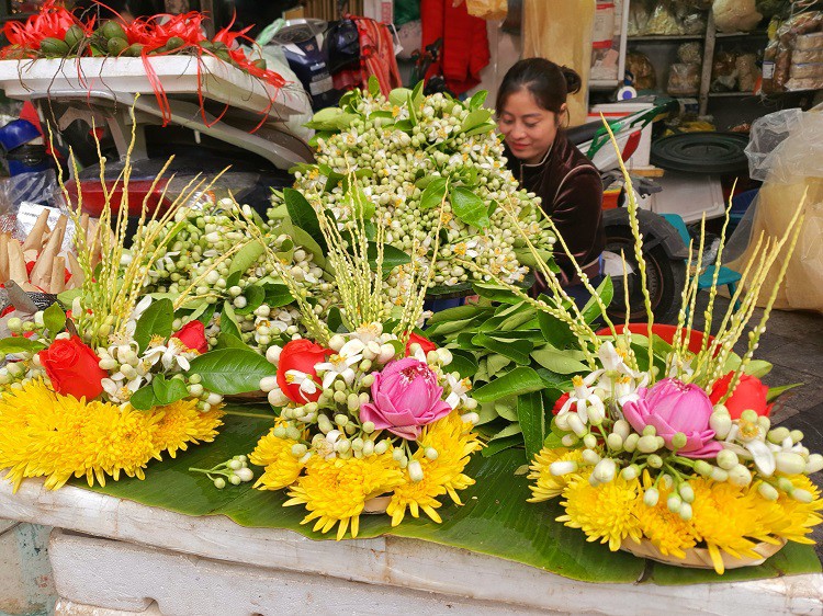 Những mẹt hoa cúng rằm với hoa bưởi, hoa sen, hoa cúc, hoa hồng và hoa cau có giá 150 nghìn đồng/mẹt.