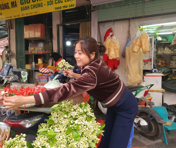 Hoa bưởi được bán theo bó, từ 2-3 lạng/bó.