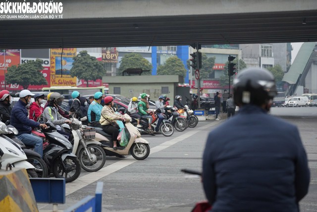 Chủ phương tiện dừng đèn đỏ đè vạch dừng sẽ bị phạt lỗi không chấp hành chỉ dẫn của vạch kẻ đường.