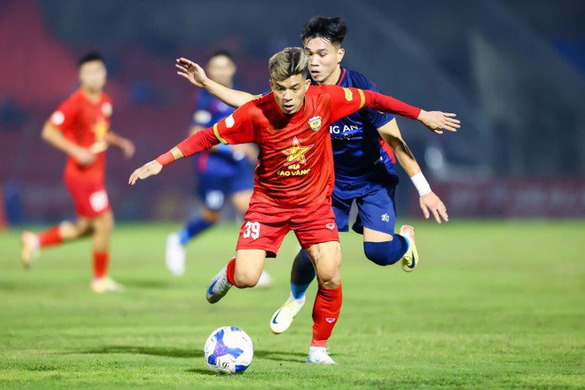 CLB Hà Tĩnh (áo đỏ) nối dài chuỗi bất bại lên 12 trận, song chưa phải kỷ lục V-League