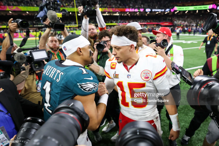 Patrick Mahomes (áo trắng) và đồng đội tại CLB Chiefs có trận đấu thất vọng