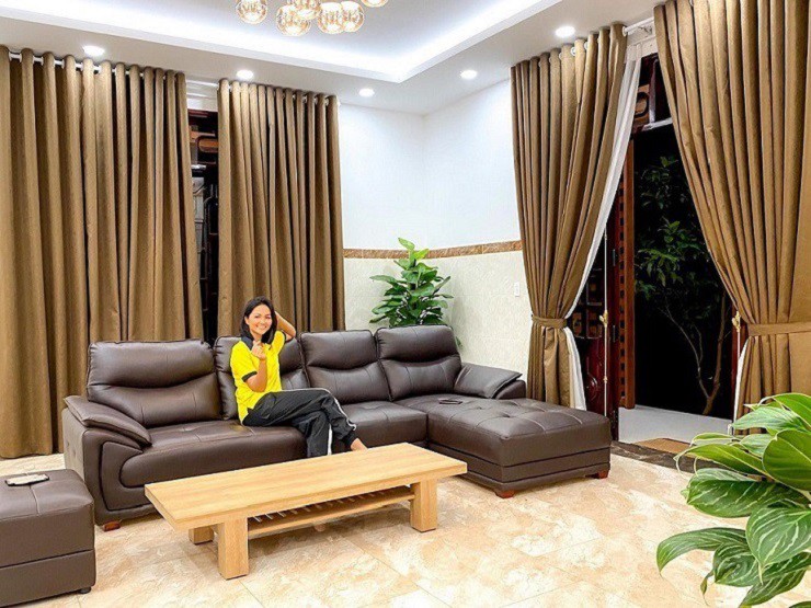 Phòng khách được nàng hậu đặt mua một chiếc sofa cỡ lớn để gia đình xem tivi, trò chuyện cùng nhau.