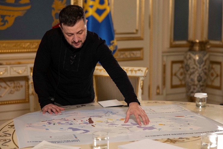 Ông Zelensky hé lộ bản đồ phân bổ các nguồn tài nguyên, khoáng sản của Ukraine. Ảnh: Reuters.