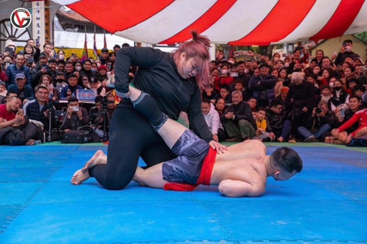 Khoảnh khắc cô gái Thanh Hóa hạ gục đối thủ. Ảnh: Grappling Việt Nam